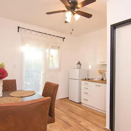 Flowers Apartman Krk Town