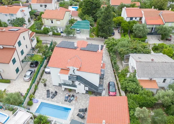 Flowers - Heated Pool Near *