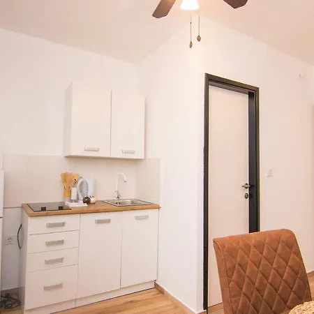 Apartment Flowers - Heated Pool Near
