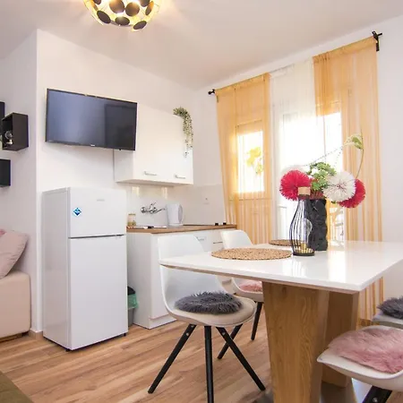Apartment Flowers - Heated Pool Near