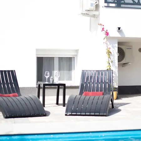 Apartment Flowers - Heated Pool Near