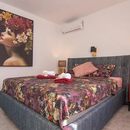 Apartment Flowers - Heated Pool Near