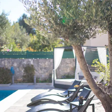 Flowers - Heated Pool Near Apartment Krk Town
