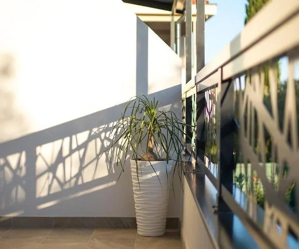 Flowers - Heated Pool Near Appartement