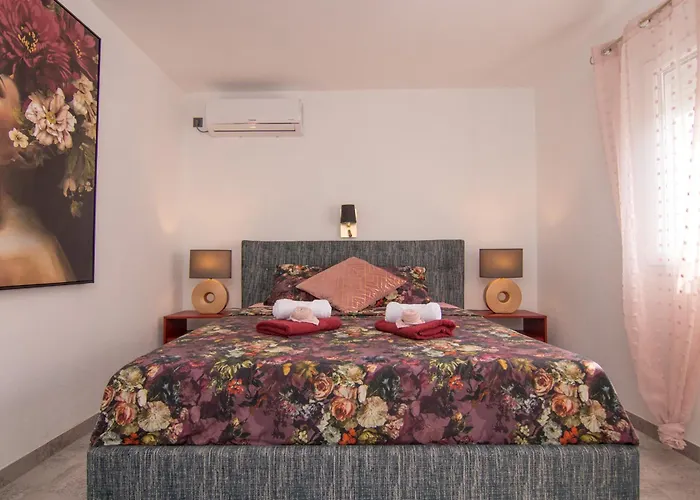 Flowers - Heated Pool Near Appartement